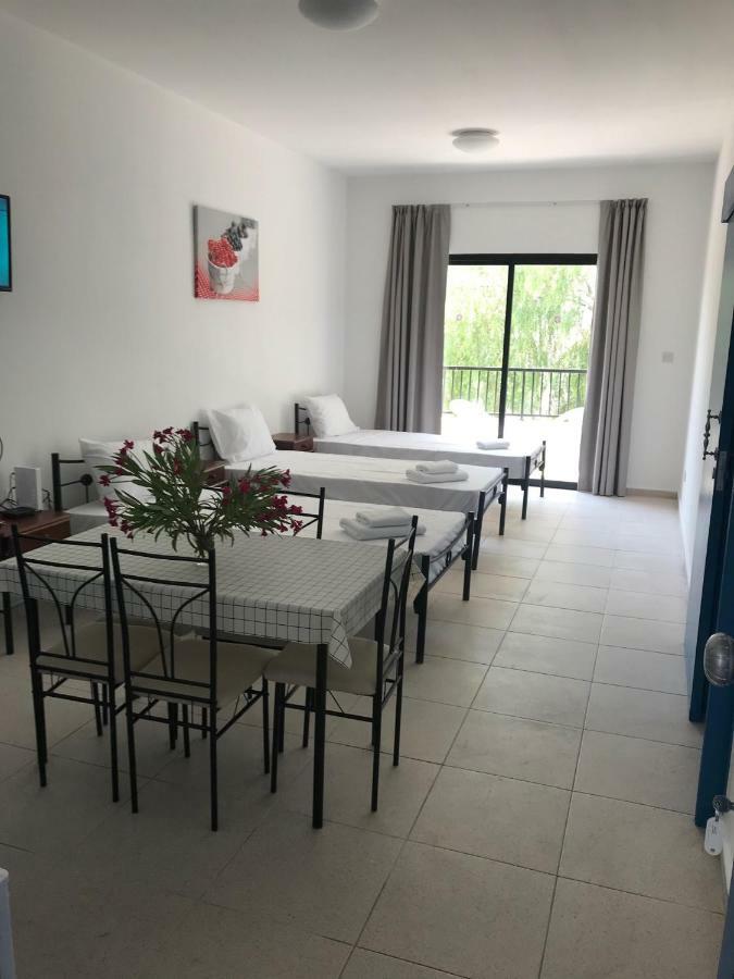 Athinas Court Aparthotel Paphos Eksteriør bilde