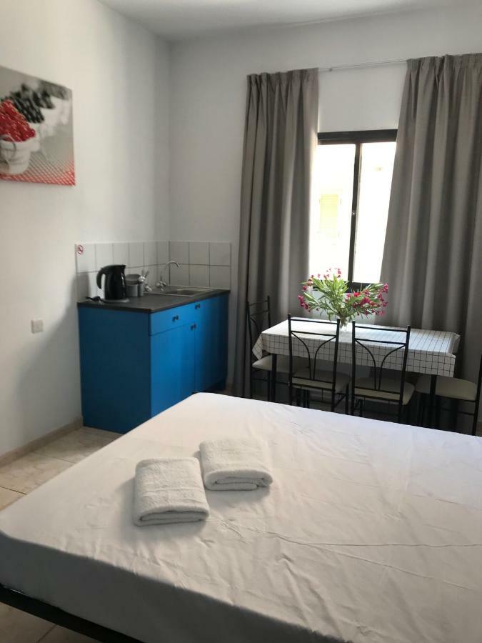 Athinas Court Aparthotel Paphos Eksteriør bilde