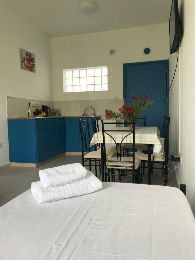Athinas Court Aparthotel Paphos Eksteriør bilde