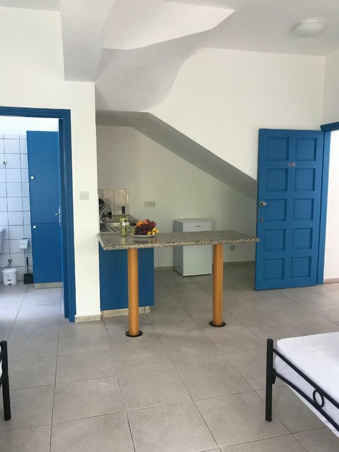 Athinas Court Aparthotel Paphos Eksteriør bilde
