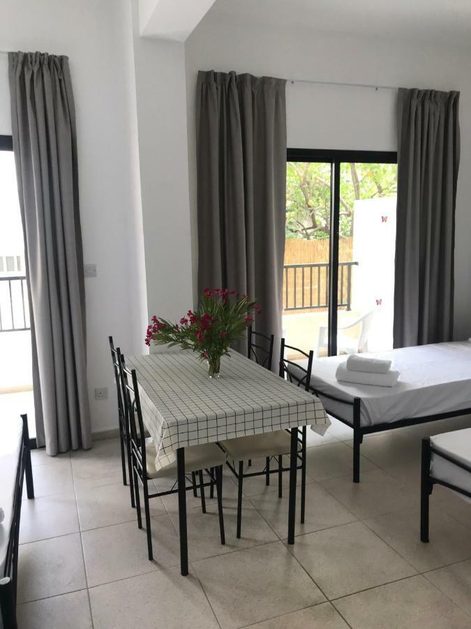 Athinas Court Aparthotel Paphos Eksteriør bilde