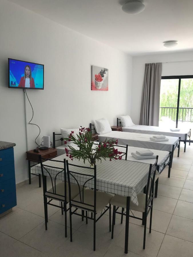 Athinas Court Aparthotel Paphos Eksteriør bilde