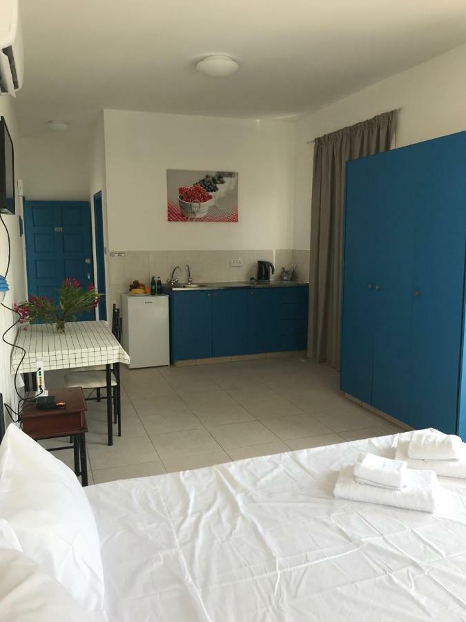 Athinas Court Aparthotel Paphos Eksteriør bilde